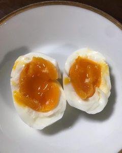 布袋寅泰さんのモーニングルーティンはゆで卵を作ること